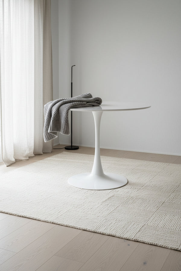 42.1 Tulip Dining Table With Round Table Top and Pedestal for 4-6 People